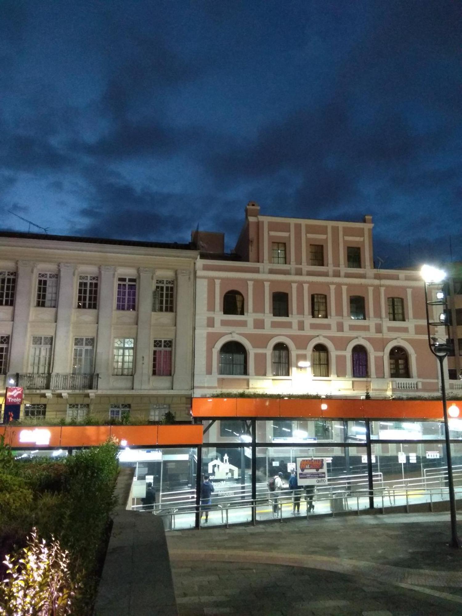 Hostal Mediodia Hostel Quito Exterior photo