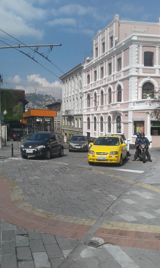 Hostal Mediodia Quito Exterior photo
